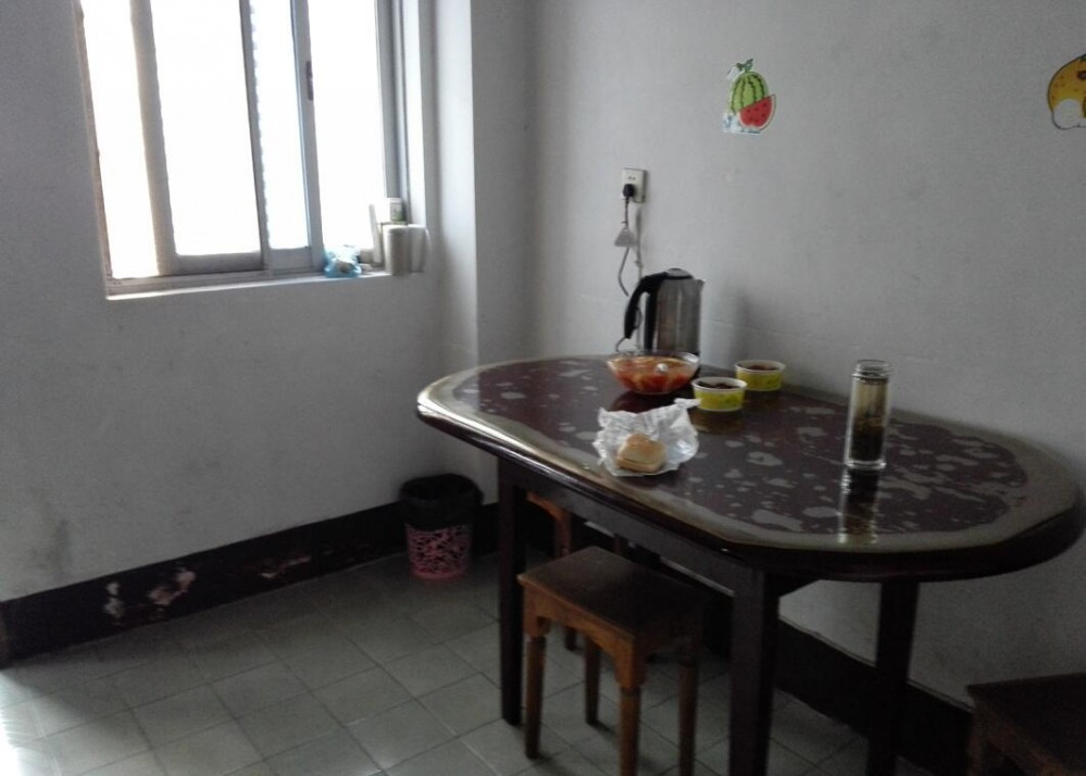 发对面,老广电局宿舍四楼出租(两室一厅,设施全