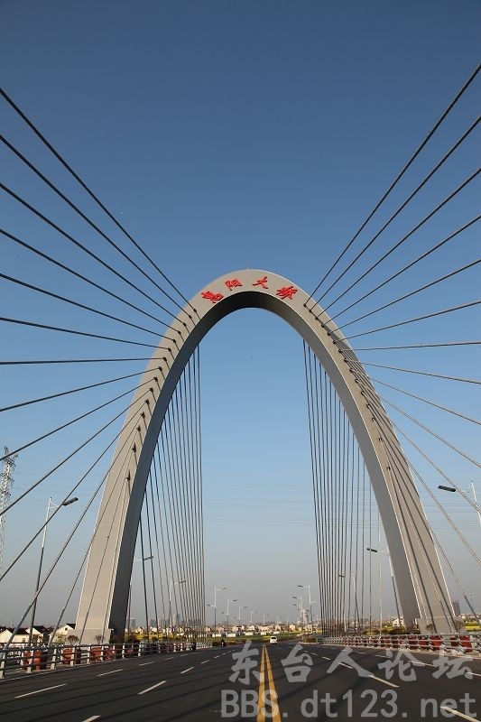 沿着惠阳路西行,宽阔的通榆河上壮观的惠阳大桥会让每个东台人自豪.