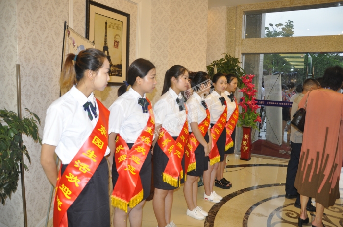 盛夏的夜晚,母亲和儿子一次拥抱竟然震撼全场